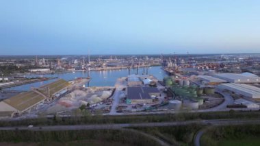 Ravenna 'nın endüstriyel ve liman bölgesinin hava görüntüsü, kimyasal ve petrokimyasal kutup, termoelektrik, metalurjik santraller ve hidrokarbon rafinerisi ve sıvılaştırılmış doğal gaz tankları