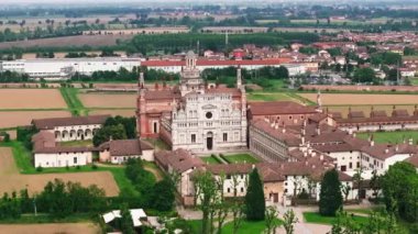 Certosa di Pavia Katedrali 'nin insansız hava aracı çekimi ve güneşli bir günde bir manastır, sığınak ve avluları kapsayan tarihi anıt kompleksi. Pavia, İtalya.