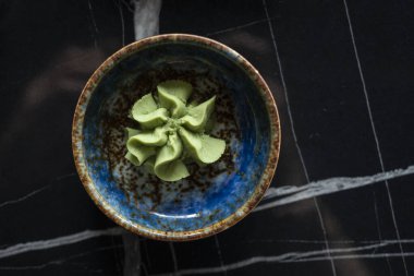 Wasabi seramik kasesinin üst görüntüsü, Doğu Asya 'da tipik bir giysi..