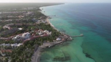 Bayahibe sahilinin sabahki hava manzarası, sahil manzarası, insanların Dominik Cumhuriyeti 'ndeki açık Karayipler kıyılarında tatilin tadını çıkardıkları yer..