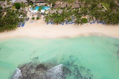 Dominik Cumhuriyeti, sabahları Dominik Sahili manzarası, kristal berrak deniz ve güzel kumlu sahil, Karayip Denizi. Bayahibe..