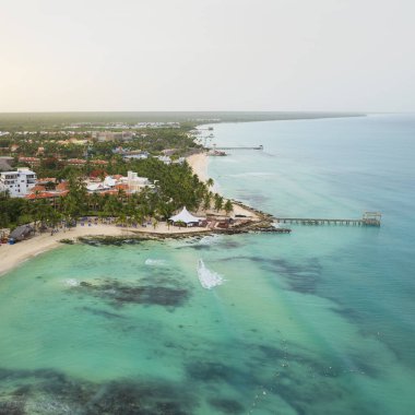 Dominik Cumhuriyeti, Dominicus plajı, kristal berrak deniz ve güzel kumlu sahil manzarası, arka plandaki deniz feneri ve piercing..