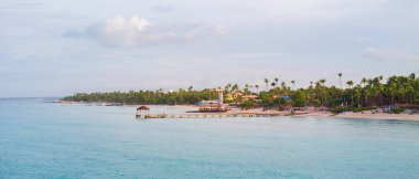 Dominik Cumhuriyeti Dominicus plajı, deniz feneri ve kristal berrak deniz manzarası güzel kumlu. Karayipler denizi..