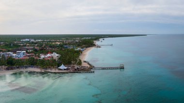 Bayahibe plajı, Rıhtım hava aracı ile havadan çekilmiş fotoğraf. Güzel kumsallı kristal berrak deniz. Dominik Cumhuriyeti..