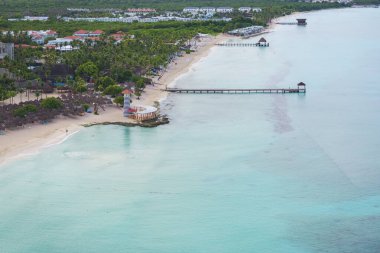 Bayahibe plajı, Deniz feneri havadan çekilmiş hava aracı fotoğrafı. Güzel kumsallı kristal berrak deniz. Dominik Cumhuriyeti..