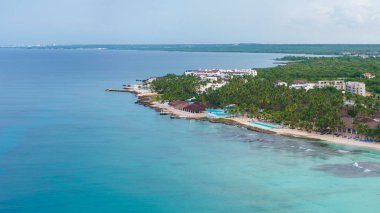 Dominicus sahil şeridinin panoraması, kumlu sahil manzarası ve kristal berrak deniz, Karayip denizi. Dominik Cumhuriyeti..