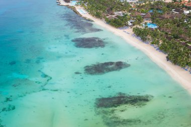 Bayahibe plajı, turkuaz deniz ve kumlu sahil manzarası. Dominik Cumhuriyeti..