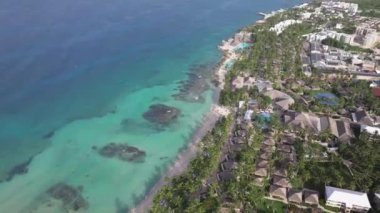 Dominicus plajı güneşli bir sabah, kumlu sahil ve kristal berrak deniz manzarası, Karayip Denizi. Dominik Cumhuriyeti..