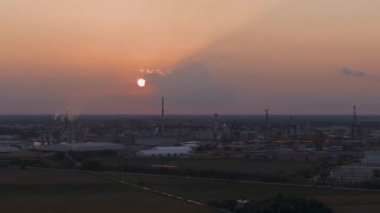 Günbatımında Ravenna sanayi ve liman bölgesi, kimyasal ve petrokimyasal kutup, termoelektrik, metalürjik santraller ve hidrokarbon rafinerisi ve sıvılaştırılmış doğal gaz tankları