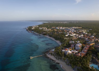 Dominik kıyılarının panoraması, berrak okyanus ve güzel kumlu sahil, Karayip denizi. Bayahibe, Dominik Cumhuriyeti.