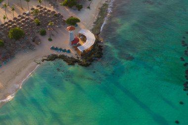 Dominikus sahili, kristal berrak okyanus ve güzel kumlu sahil, Karayip denizi. Bayahibe, Dominik Cumhuriyeti.