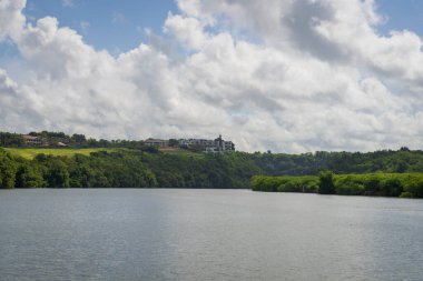 Chavon nehrinin, ormanın ve 