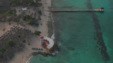 Dominik sahilinin yüksek açısı, deniz fenerinin panoraması, kristal berrak okyanus ve güzel kumlu sahil, Karayip Denizi. Bayahibe, Dominik Cumhuriyeti.