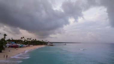 Dominik Sahili, Deniz feneri, kristal berrak okyanus ve güzel kumlu sahil, Karayip Denizi. Bayahibe, Dominik Cumhuriyeti.