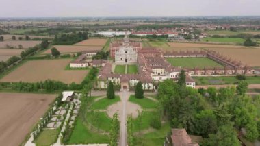 Certosa di Pavia Manastırı 'nın havadan çekilmiş bir fotoğrafı. Manastır ve sığınak içeren tarihi bir anıt kompleksi. Pavia, İtalya.