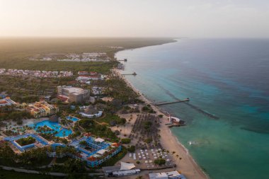 Dominikli sahil, deniz feneri, iskele, berrak okyanus ve güzel kumlu sahil Panoraması, Karayip Denizi. Bayahibe, Dominik Cumhuriyeti.