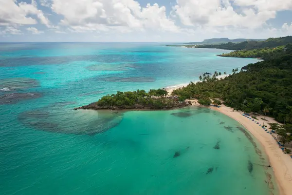 Rincon körfezinin muhteşem tropikal manzarası. Samana yarımadası, güzel Rincon sahili, Dominik Cumhuriyeti..