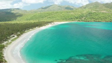 Rincon körfezinin muhteşem tropikal manzarası. Samana yarımadası, muhteşem Rincon sahili, Dominik Cumhuriyeti..