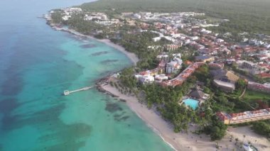 Bayahibe plajı ve lüks tatil köyünün havadan görünüşü. Güzel plajlı kristal berrak deniz. Dominik Cumhuriyeti..
