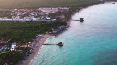 Bayahibe plajı ve ahşap iskele, İHA 'dan havadan görüntüler. Güzel plajlı kristal berrak deniz. Dominik Cumhuriyeti..