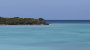 Saona Adası manzarası güzelmiş. Açık yeşil denizi, kumlu plajı ve yeşil palmiyeleri olan Karayip Denizi. Tropik plaj. Dominik Cumhuriyeti.