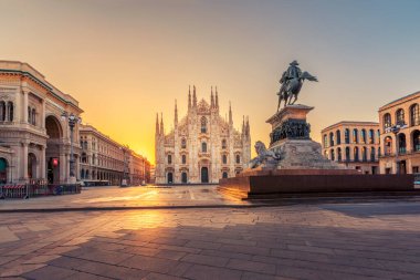 Duomo, muhteşem Milan Gotik Katedrali gündoğumunda, İtalya, Avrupa. Kopya-uzay ile yatay fotoğraf..