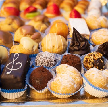 Tipik İtalyan hamur işleri tepside karıştırılır.