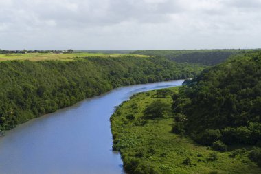 Chavon nehrinin Altos de Chavon manzarası ve çevresindeki orman Dominik Cumhuriyeti 'nde seyahat ediyor..