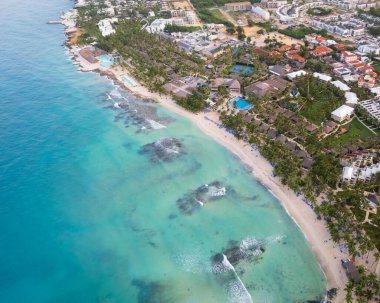 Karayip denizinin havadan görünüşü, kumlu plaj ve lüks tatil köyü, Bayahibe plajı, Dominik Cumhuriyeti.