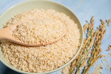 Bir kase esmer pirinç bir kaşık dolusu pirincin yanına, kulaklar pirincin yanına konur. Pirinç kaseye yayılır ve kaşık çiğ pirinç ile doldurulur.