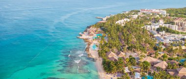 Muhteşem bir kumsal manzarası, palmiye ağacı, sahil sandalyesi ve Karayip Denizi, yaz mevsimi konsepti, Bayahibe plajı, Dominik Cumhuriyeti