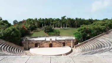 Altos de Chavon amfitiyatrosunu, bir turistik mekanı, La Romana, Karayip seyahati, Dominik Cumhuriyeti 'ndeki eski bir Akdeniz köyünün yeniden canlandırmasını büyüt..