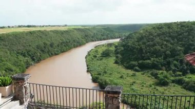 Chavon nehrinin Altos de Chavon 'undan çekilen görüntü ve çevresindeki orman Dominik Cumhuriyeti' nde seyahat ediyor..
