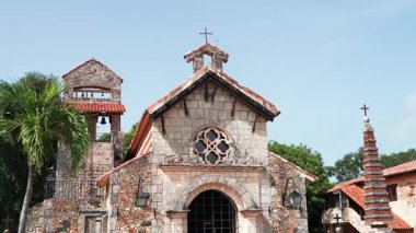 Altos de Chavon kilisesine yakınlaşmak, turistik cazibe, eski bir Akdeniz tarzı köyün yeniden yaratılması. Chavon nehrinin yakınında La Romana, Karayip seyahati, Dominik Cumhuriyeti.