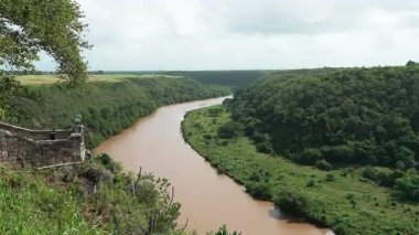 Chavon nehrinden Altos de Chavon 'a zum yap ve çevresindeki ormandan Dominik Cumhuriyeti' ne git..