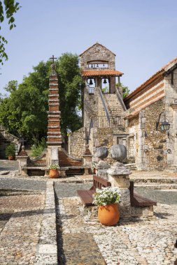 Altos de Chavon kilisesi, turistik bir yer, Chavon nehri, Karayip seyahati, Dominik Cumhuriyeti yakınlarındaki La Romana 'da eski bir Akdeniz köyünün yeniden yaratılması..