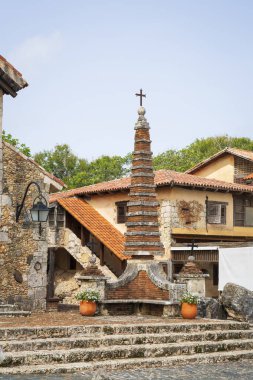 Altos de Chavon kilisesi, turistik bir yer, Chavon nehri, Karayip seyahati, Dominik Cumhuriyeti yakınlarındaki La Romana 'da eski bir Akdeniz köyünün yeniden yaratılması..