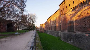 Günbatımında Sforza Kalesi 'nin (Castello Sforzesco) arka girişi, Eski Ortaçağ İtalyan Kalesi, Milan, İtalya