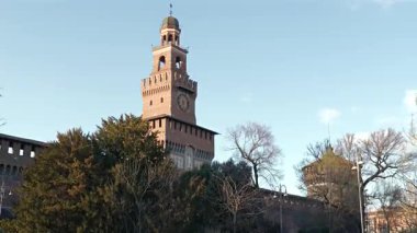 Güneşli bir günde Sforza kalesinin (Castello Sforzesco) girişinden zoom-out, Gündüz vakti eski ortaçağ İtalyan Kalesi, Milan, İtalya
