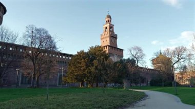 Güneşli bir günde Sforza Kalesi (Castello Sforzesco) girişi, Gündüz vakti eski ortaçağ İtalyan Kalesi, Milano, İtalya.