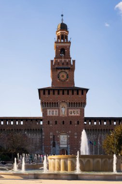 Güneşli bir günde Sforza Kalesi (Castello Sforzesco) girişi, Eski ortaçağ İtalyan Kalesi ve çeşmesi, Milano, İtalya