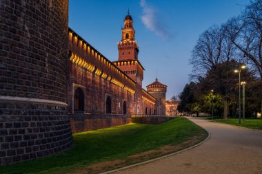 Geceleyin Sforza Kalesi (Castello Sforzesco), Eski Ortaçağ İtalyan Kalesi ve Kulesi, Milano, İtalya
