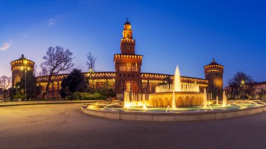 Geceleri Sforza kalesi (Castello Sforzesco), fıskiyeli muhteşem orta yaşlı İtalyan şatosu, Milan, İtalya.