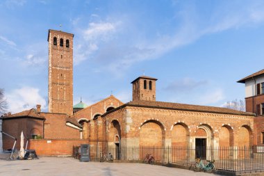 Güneşli bir günde Saint Ambrose Manastırı (Basilica di Sant 'Ambrogio) dış görünüşü, Milan, Lombardy, İtalya
