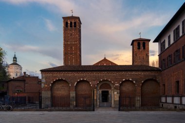 Saint Ambrose Manastırı (Basilica di Sant 'Ambrogio) dış görünüşü gün batımında, Milan, Lombardy, İtalya