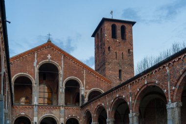 Saint Ambrose Manastırı 'nın (Basilica di Sant' Ambrogio) Ansperto 'sunun muhteşem çekimi, Milano, Lombardy, İtalya