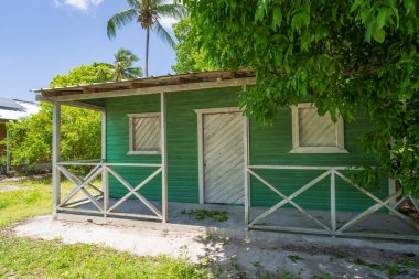 Saona Adasının tipik renkli evi, Mano Juan balıkçı köyü, Dominik Cumhuriyeti.