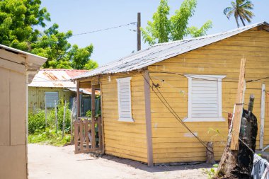 Saona Adasının tipik renkli evi, yerli halkın mütevazı evleri, Mano Juan balıkçı köyü, Dominik Cumhuriyeti.
