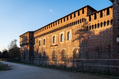 Gün batımındaki Sforza kalesinin güzel manzarası, Milan, İtalya.