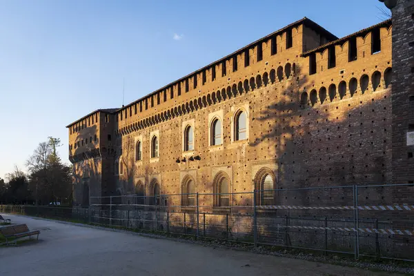 Gün batımındaki Sforza kalesinin güzel manzarası, Milan, İtalya.